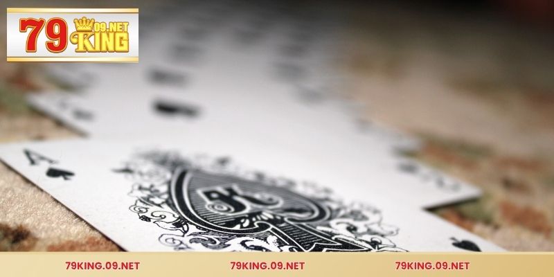 Công nghệ mã hóa, chính sách tài chính minh bạch và phản hồi từ người chơi.